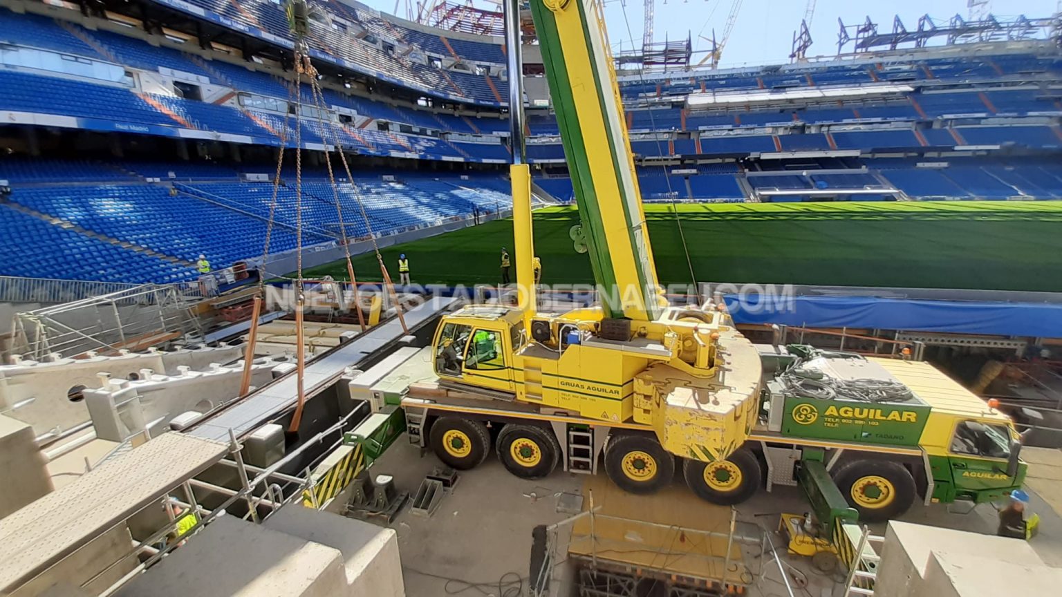 instalando celosía cesped retractil nuevo bernabeu 1536x864 SJIF